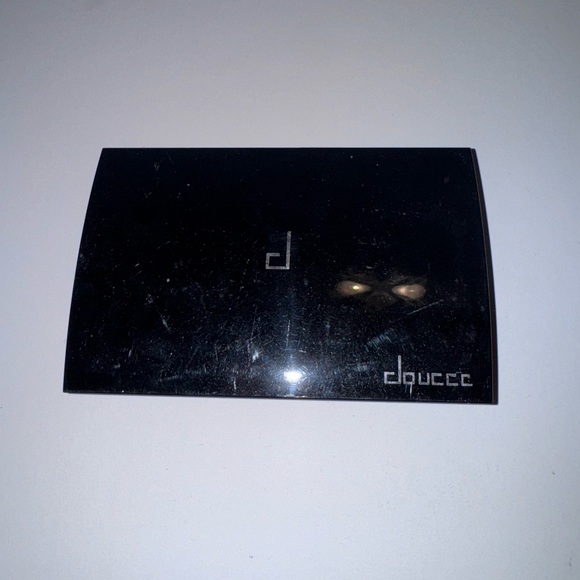 Doucce Black Makeup Compact - Picture 1 of 2